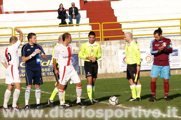 L'arbitro Balia e i giocatori prima del fischio d'inizio